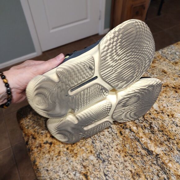 Under Armour Flow FUTR X 3 Athletic Basketball Shoes 3026630-003 Sz M8.5/W10 - Picture 8 of 13